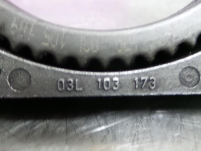 Crankshaft seal from a Volkswagen Tiguan (5N1/2) 2.0 TDI DRF 16V 4Motion 2010