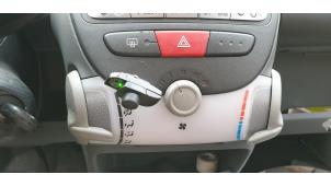 Usados Panel de control de calefacción Peugeot 107 1.0 12V Precio € 19,99 Norma de margen ofrecido por Autodemontage Aandijk