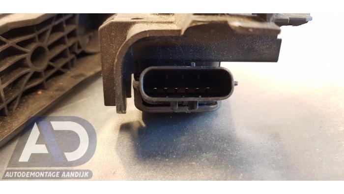 Gaspedalsensor från en Volkswagen Caddy Combi III (2KB,2KJ) 1.9 TDI 2005