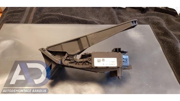 Gaspedalsensor från en Volkswagen Caddy Combi III (2KB,2KJ) 1.9 TDI 2005