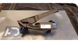Gaspedalsensor från en Volkswagen Caddy Combi III (2KB,2KJ) 1.9 TDI 2005