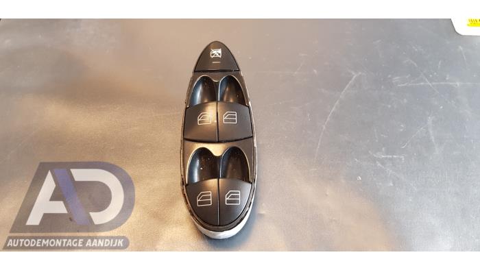 Usados Interruptor combinado de ventanillas Mercedes E Combi (S211) 3.2 E-320 CDI 24V Precio € 29,99 Norma de margen ofrecido por Autodemontage Aandijk