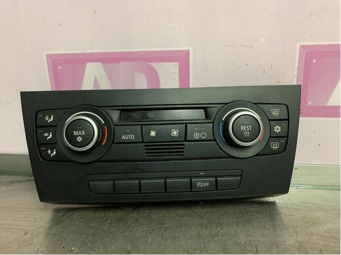 Air conditioning control panel from a BMW 3 serie (E90) 320d 16V 2010