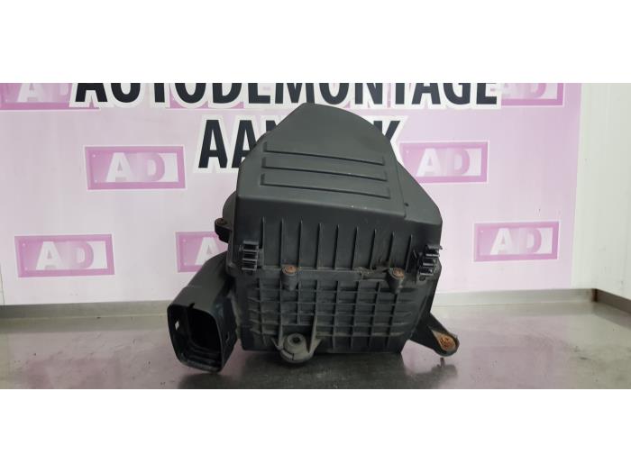 Cuerpo de filtro de aire de un Volkswagen Polo V (6R) 1.2 TDI 12V BlueMotion 2012