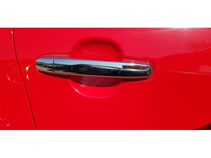 Poignée portière 4portes arrière droite d'un Peugeot 108 1.2 VTi 12V 2015