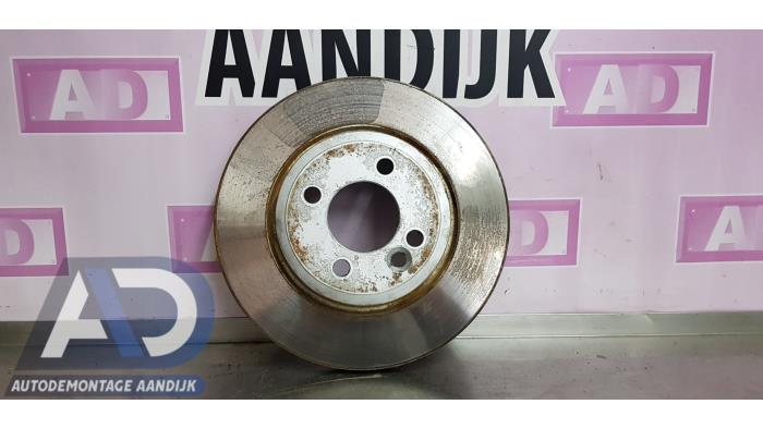 Używane Tarcza hamulcowa przód BMW Mini (R50/53) 1.6 16V One Cena € 29,99 Procedura marży oferowane przez Autodemontage Aandijk