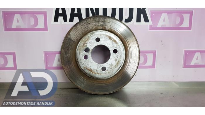 Używane Tarcza hamulcowa przód BMW Mini (R50/53) 1.6 16V One Cena € 29,99 Procedura marży oferowane przez Autodemontage Aandijk