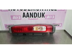 Używane Tylne swiatlo pozycyjne prawe Renault Trafic New (FL) 2.0 dCi 16V 115 Cena € 39,99 Procedura marży oferowane przez Autodemontage Aandijk
