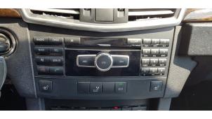 Usados Reproductor de CD y radio Mercedes E (W212) E-200 CDI 16V BlueEfficiency,BlueTEC Precio € 200,00 Norma de margen ofrecido por Autodemontage Aandijk