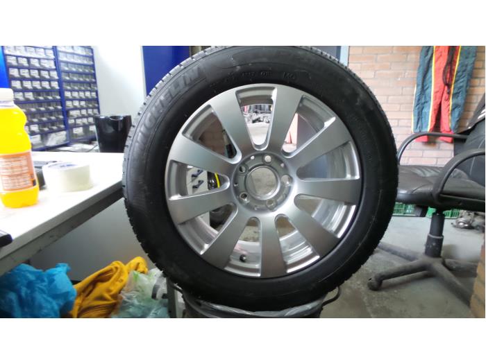 Wheel + tyre from a Mercedes-Benz E (W212) E-200 CDI 16V BlueEfficiency,BlueTEC 2013