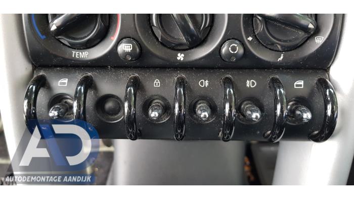 Usados Interruptor combinado de ventanillas BMW Mini (R50/53) 1.6 16V Cooper Precio € 29,99 Norma de margen ofrecido por Autodemontage Aandijk