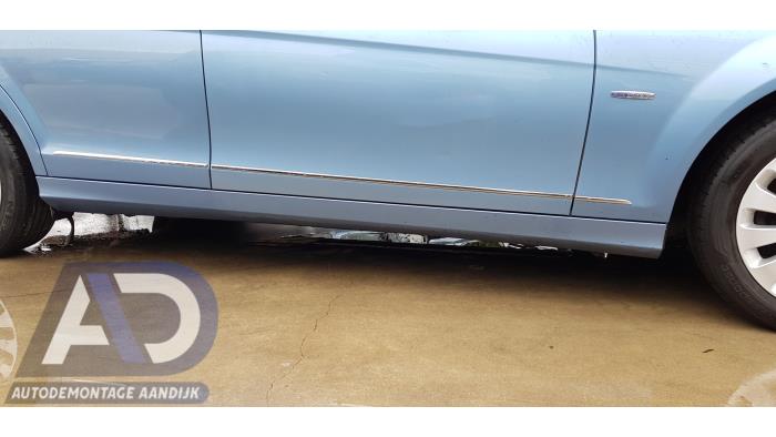 Side skirt, right from a Mercedes-Benz C (W204) 2.2 C-220 CDI 16V BlueEFFICIENCY 2010