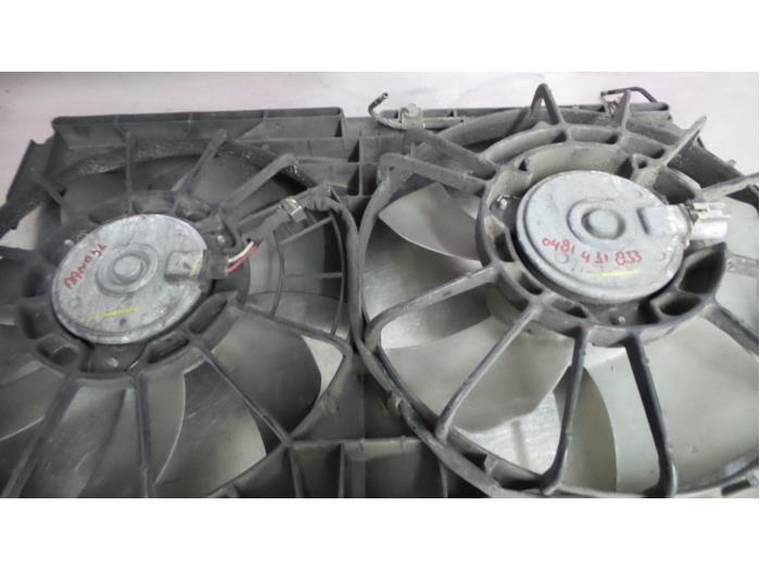 Boîtier ventilateur d'un Toyota Corolla Verso (R10/11) 2.2 D-4D 16V 2007