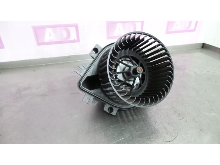 Heating and ventilation fan motor from a MINI Mini One/Cooper (R50) 1.6 16V Cooper 2004