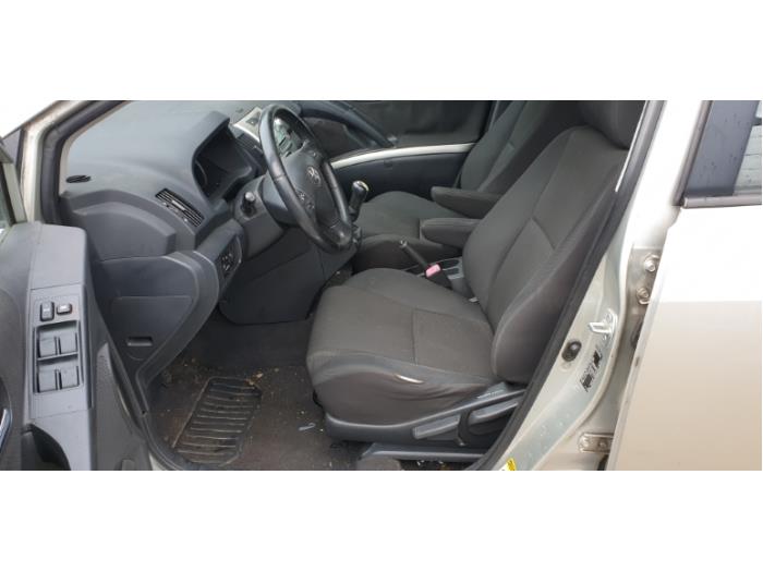 Fotel lewy z Toyota Corolla Verso (R10/11) 2.2 D-4D 16V 2007