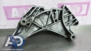 Engine mount from a Volkswagen Passat Variant (365) 2.0 TSI 16V 2013