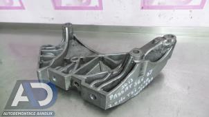 Engine mount from a Volkswagen Passat Variant (365) 2.0 TSI 16V 2013