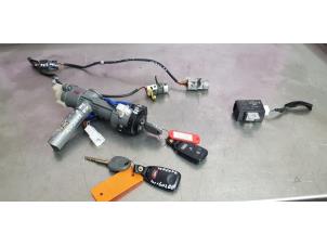 Used Set of locks Kia Sorento I (JC) 2.5 CRDi 16V VGT Price € 74,99 Margin scheme offered by Autodemontage Aandijk