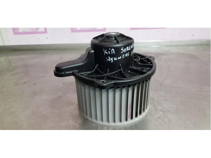 Heating and ventilation fan motor from a Kia Sorento I (JC) 2.5 CRDi 16V VGT 2008