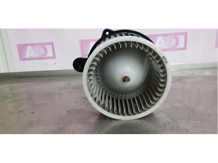 Heating and ventilation fan motor from a Kia Sorento I (JC) 2.5 CRDi 16V VGT 2008