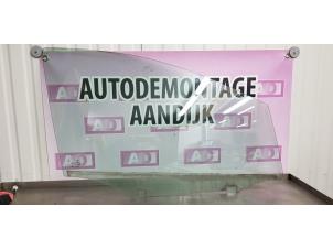 Używane Szyba drzwi prawych przednich wersja 4-drzwiowa Mercedes B (W245,242) 1.7 B-170 16V Cena € 35,00 Procedura marży oferowane przez Autodemontage Aandijk