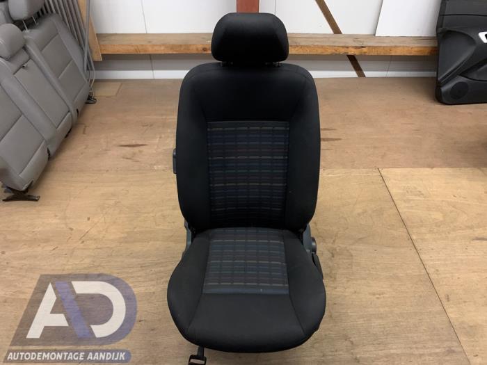 Używane Fotel lewy Mercedes A (W169) 2.0 A-180 CDI 16V 3-Drs. Cena € 99,99 Procedura marży oferowane przez Autodemontage Aandijk