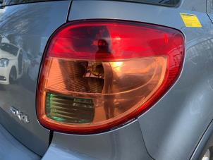 Gebrauchte Rücklicht rechts Suzuki SX4 (EY/GY) 1.9 DDiS Grip 4x4 Preis € 69,99 Margenregelung angeboten von Autodemontage Aandijk