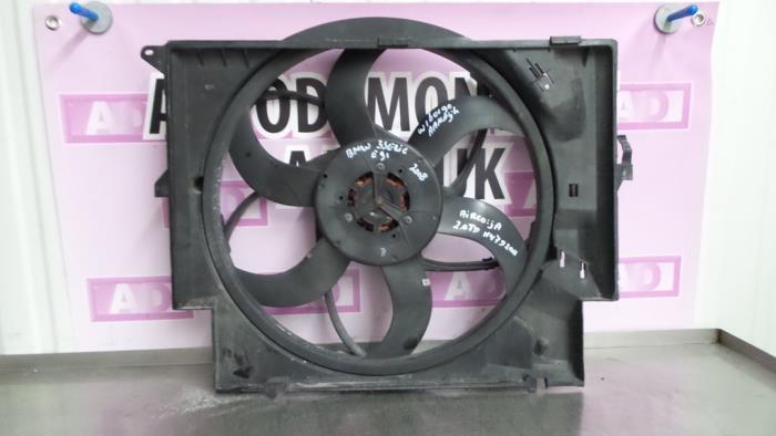 Cooling fan housing from a BMW 3 serie Touring (E91) 320d 16V 2008