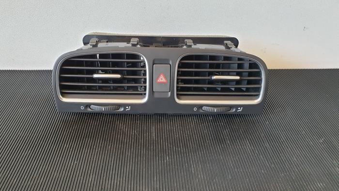 Dashboard vent from a Volkswagen Golf VI Variant (AJ5/1KA) 1.6 TDI 16V 105 2011