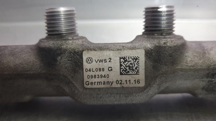 Fuel injector nozzle from a Volkswagen Golf Sportsvan (AUVS) 2.0 TDI 150 16V 2015