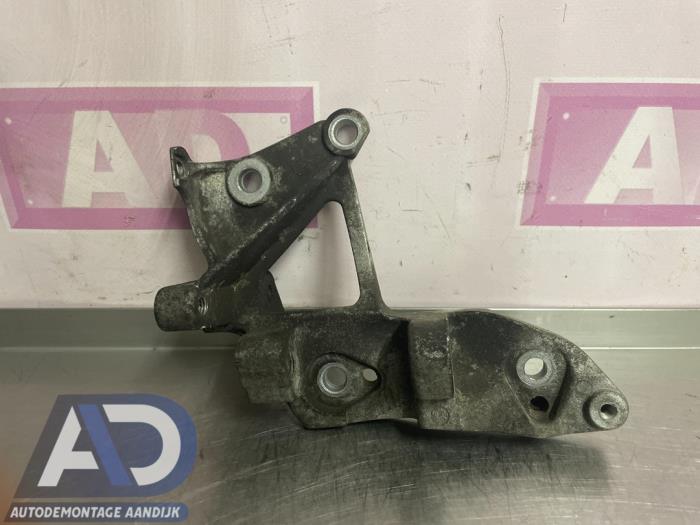 Usagé Support dynamo haut Ford C-Max (DXA) 1.6 TDCi 16V Prix € 24,99 Règlement à la marge proposé par Autodemontage Aandijk