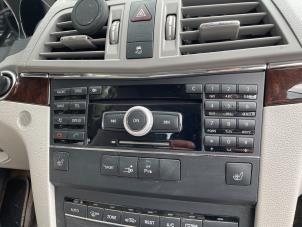Usados Reproductor de CD y radio Mercedes E (C207) E-350 CGI V6 24V Precio € 394,99 Norma de margen ofrecido por Autodemontage Aandijk