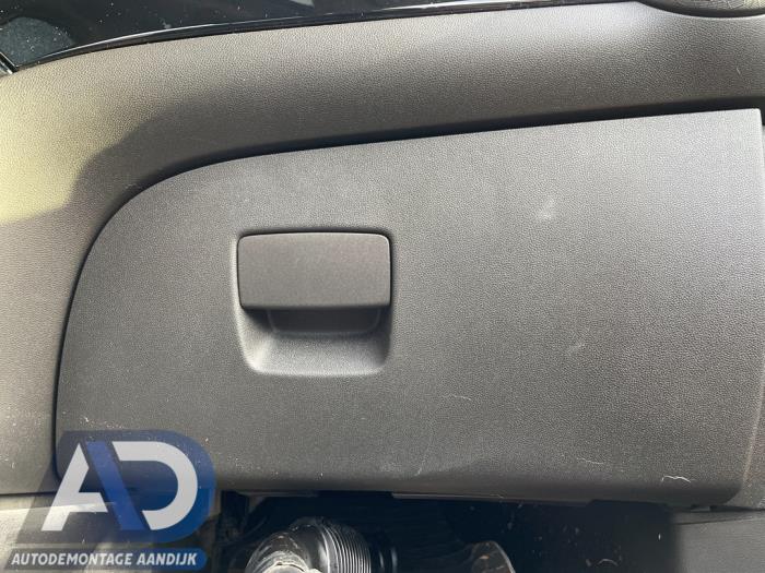 Begagnade Handskfack Opel Adam 1.4 16V Pris € 29,99 Marginaltabell erbjuds av Autodemontage Aandijk
