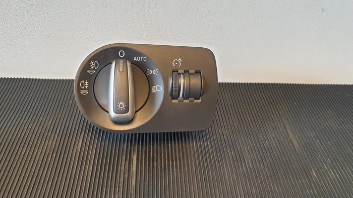 Light switch from a Audi Q3 (8UB/8UG) 2.0 TDI 16V 140 2014