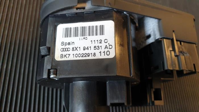 Licht Schalter van een Audi Q3 (8UB/8UG) 2.0 TDI 16V 140 2014