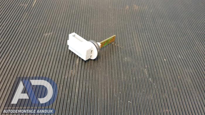 Begagnade Innetemperatursensor Audi Q3 (8UB/8UG) 2.0 TDI 16V 140 Pris € 9,99 Marginaltabell erbjuds av Autodemontage Aandijk