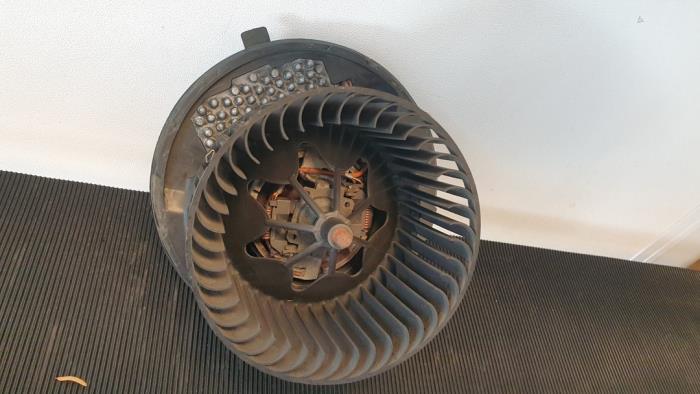 Heating and ventilation fan motor from a Audi Q3 (8UB/8UG) 2.0 TDI 16V 140 2014