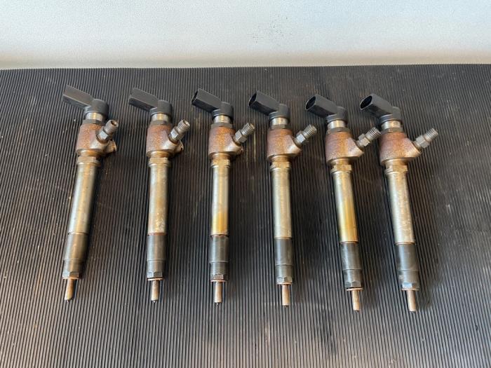 Injector (diesel) from a Citroën C5 III Tourer (RW) 3.0 HDiF V6 24V 2010