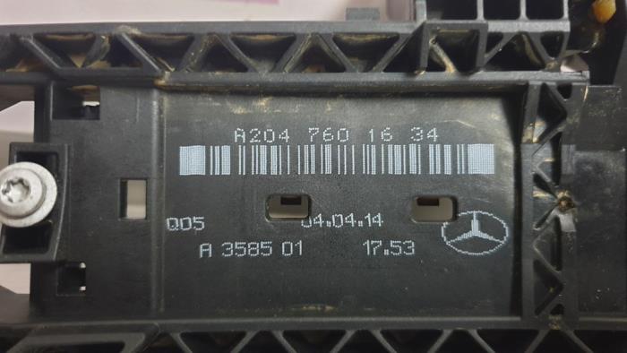 Manija de puerta de 4 puertas derecha detrás de un Mercedes-Benz B (W246,242) 1.6 B-180 BlueEFFICIENCY Turbo 16V 2014