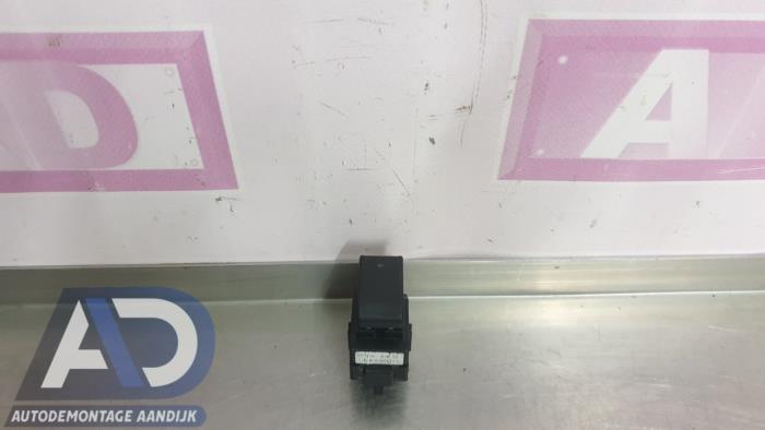 Usados Interruptor de ventanilla eléctrica Toyota Corolla Verso (R10/11) 2.2 D-4D 16V Precio € 14,99 Norma de margen ofrecido por Autodemontage Aandijk