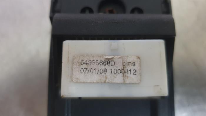 Electric window switch from a Toyota Corolla Verso (R10/11) 2.2 D-4D 16V 2008
