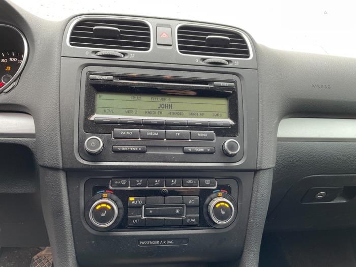 Radioodtwarzacz CD z Volkswagen Golf VI (5K1) 1.4 16V 2011