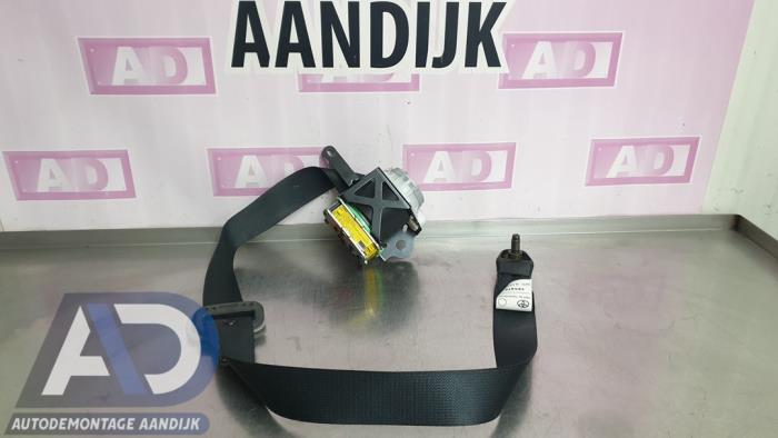 Begagnade Främre säkerhetsbälte, vänster Toyota Yaris II (P9) 1.3 16V VVT-i Pris € 74,99 Marginaltabell erbjuds av Autodemontage Aandijk