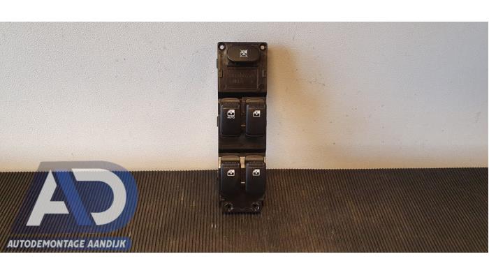 Usados Interruptor combinado de ventanillas Hyundai i10 (F5) 1.1i 12V Precio € 24,99 Norma de margen ofrecido por Autodemontage Aandijk