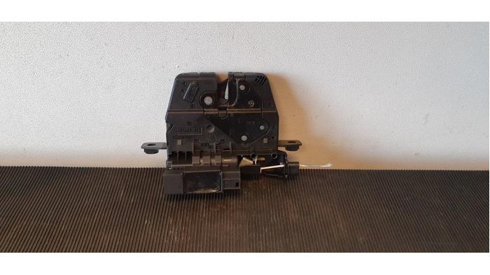 Tailgate lock mechanism from a BMW 3 serie Touring (F31) 318d 2.0 16V 2018