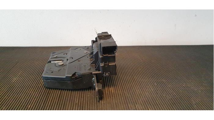 Tailgate lock mechanism from a BMW 3 serie Touring (F31) 318d 2.0 16V 2018