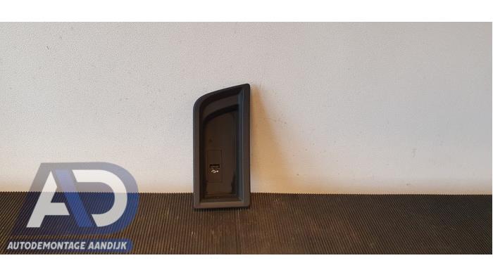 Używane Zlacze AUX/USB BMW 3 serie Touring (F31) 318d 2.0 16V Cena € 19,99 Procedura marży oferowane przez Autodemontage Aandijk