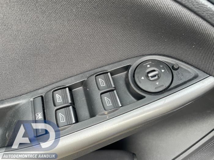 Usados Interruptor combinado de ventanillas Ford Focus 3 Wagon 1.6 TDCi ECOnetic Precio € 29,99 Norma de margen ofrecido por Autodemontage Aandijk