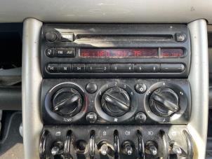 Usados Reproductor de CD y radio BMW Mini One/Cooper (R50) 1.6 16V Cooper Precio € 49,99 Norma de margen ofrecido por Autodemontage Aandijk