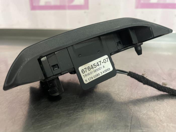 Steering wheel mounted radio control from a BMW 3 serie (E90) 320d 16V 2006